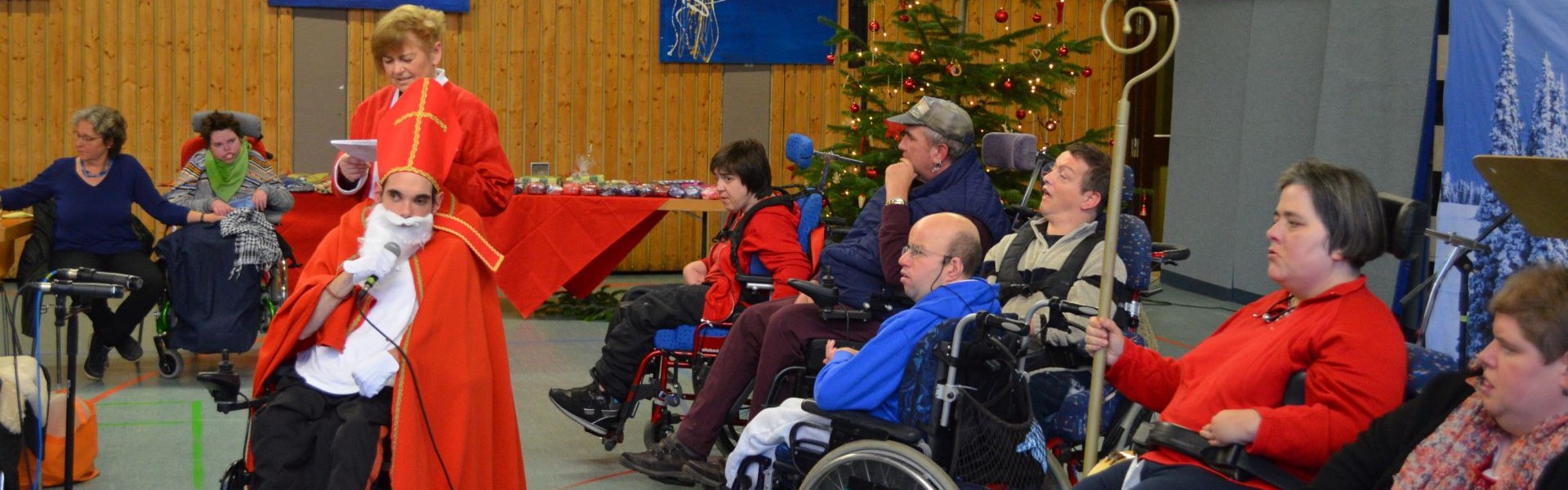 Der Nikolaus verteilt spendenfinanzierte Geschenke an behinderte Menschen